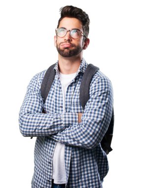 Beyaz arka plan üzerinde izole dalgın genç adam