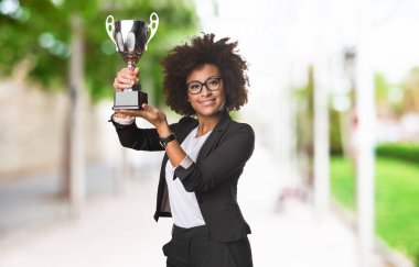 bir kupa üzerinde arka plan bulanık tutan siyah kadın