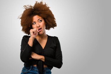 Bir fikir olan Afro kadın