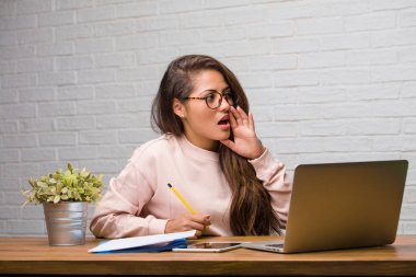 Dedikodu tona fısıldayan masada oturan genç öğrenci latin kadın portresi