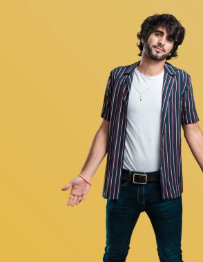 Şüphe ve omuzlar, kararsızlık ve güvensizlik, hakkında bir şey belirsiz kavram shrugging genç yakışıklı adam