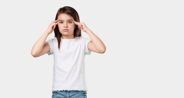 Tam vücut bir hedefe odaklı bir konsantrasyon jest yapma küçük kız adam düz ileriye baktığımızda