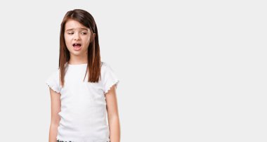 Tam vücut küçük kız çok korkmuş ve korkuyor, bir şey, acı çığlıkları ve açık göz, çaresizlere delilik kavramını