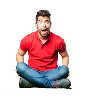 Beyaz arka plan üzerinde izole adam oturma bağırarak