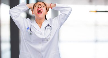 Genç siyah doktor kadın çılgın ve umutsuz, kontrolden çıktı, özgürlük ve vahşi ifade etmek komik deli çığlığı portresi
