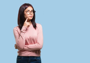 Düşünme ve bakılması, hakkında bir fikir, karışık genç güzel kadın bir çözüm bulmaya çalışıyorum