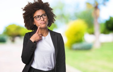 iş siyah kadın seçici odak düşünme,