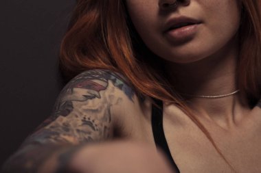 Studio resim kırpılmış kızıl saçlıya kız vurdu 