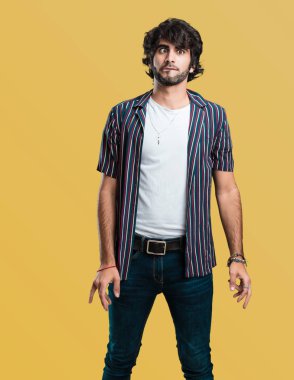 Kontrolden çıktı, özgürlük ve vahşi ifade etmek komik deli deli ve umutsuz, çığlık genç yakışıklı adam