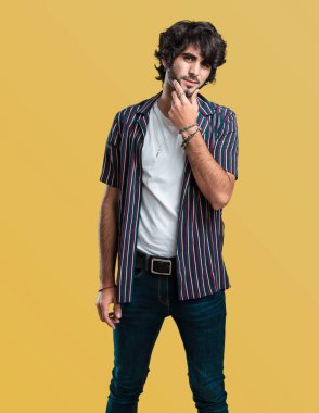 Düşünme ve bakılması, hakkında bir fikir, karışık yakışıklı delikanlı bir çözüm bulmaya çalışıyorum