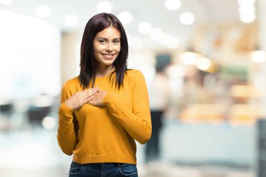 Birine aşık romantik bir jest yapmak veya bir kafeteryada bir arkadaş için bir sevgi gösterisi genç güzel kadın