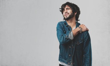 Sırt ağrısı nedeniyle iş stresi, yorgun ve zeki olan genç yakışıklı adam