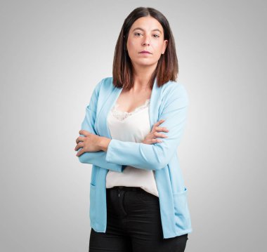 Orta yaş arası duygu kendinden emin ve göstermek güç kollarını, ciddi geçiş ve heybetli, kadın