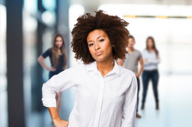 Genç siyah kadın arka plan bulanık kişi ile poz