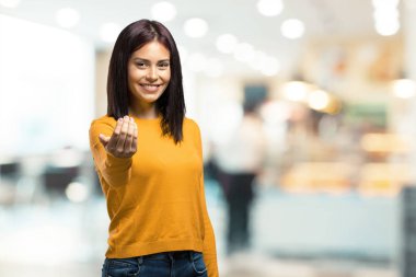 Gel, kendinden emin ve gülümseyen bir hareketi el ile yapmak için davet kadın pozitif ve güler yüzlü bir kafeteryada genç güzel