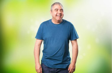 yeşil arka plan bulanık mutlu olgun adam