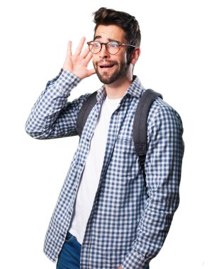 Genç adam izole üzerinde beyaz arka plan dinleme