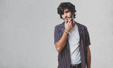 Düşünme ve bakılması, hakkında bir fikir, karışık yakışıklı delikanlı bir çözüm bulmaya çalışıyorum