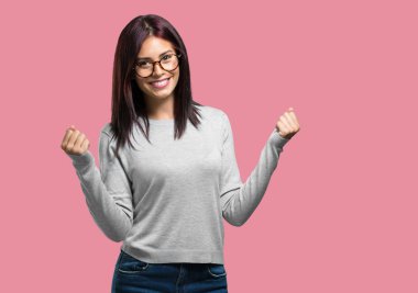 Genç kadın bir zafer ya da başarı, piyango kazanan kutluyor kollar, yetiştirme çok mutlu ve heyecanlı, güzel