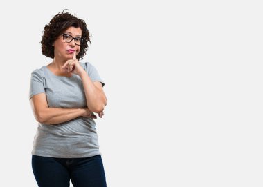 Orta yaşlı kadın şüphe ve kafası karışık, bir fikir düşünce ya da bir şey hakkında endişeli