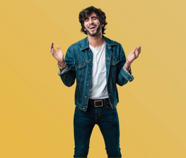 Rahat ve neşeli, gülen ve having fun, genç yakışıklı adam kendinden emin ve başarılı hissediyor