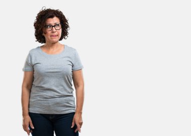 Orta yaşlı kadın şüphe ve kafası karışık, bir fikir düşünce ya da bir şey hakkında endişeli