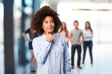 arka plan bulanık insanlarla düşünme genç siyah kadın