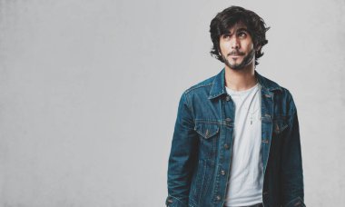 Şüphe ve karışık, düşünme, bir fikir ya da bir şey hakkında endişeli genç yakışıklı adam