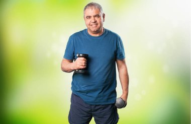 Olgun adam dumbbell ile egzersiz yaparak