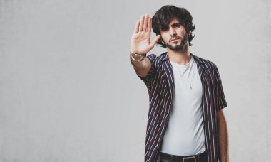 Genç yakışıklı önünde el koyarak ciddi ve kararlı, adamım, jest durdurmak, kavramı inkar