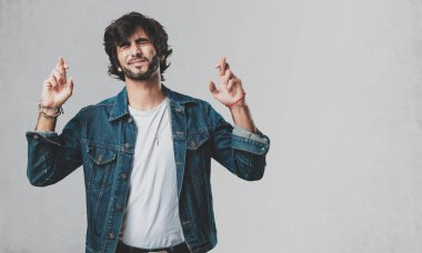 Yakışıklı delikanlı onun parmak kapısı dilek gelecekteki projelerde, gözleri kapanış endişeli, gergin ifade heyecanlı şanslı olmak