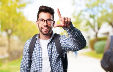 Genç adam arka plan bulanık ekranda dokunmadan