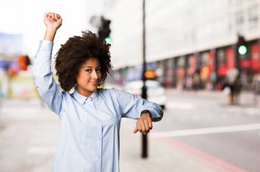 Genç siyah kadın üzerinde dans arka plan bulanık