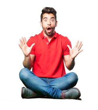 Beyaz arka plan üzerinde oturan adam izole korkuyor