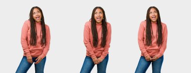 Fitness genç siyah kadın bakılması, gri arka plan üzerine bir şey düşünme ayarla