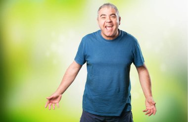 yeşil arka plan bulanık mutlu olgun adam