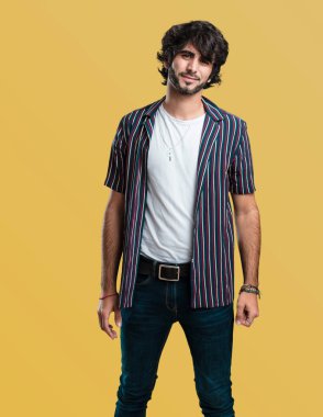 Genç yakışıklı adam neşeli ve kocaman bir gülümseme, kendine güvenen, dostu ile ve samimi, ifade pozitifliği ve başarı