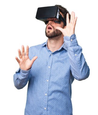 Genç adam beyaz arka plan üzerinde izole sanal gerçeklik gözlük sayesinde arıyorsunuz