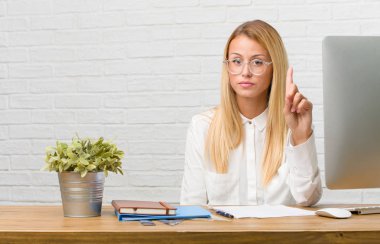 Gösterilen bir numaralı simgesi sayma, matematik, kendinden emin ve neşeli kavramı görevleri yapmak onun masasına oturan genç öğrenci portresi