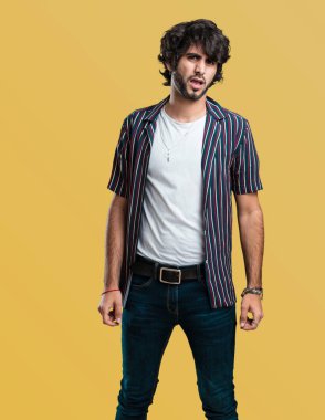 Öfkeli, negatif ve çılgın çığlık genç yakışıklı adam çok kızgın ve üzgün, çok gergin,