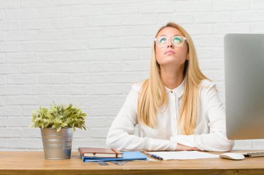 Ararken, bir şey eğlenceli düşünme ve bir fikir, hayal gücü, mutlu ve heyecanlı kavramı olan görevleri yapmak onun masasına oturan genç öğrenci portresi