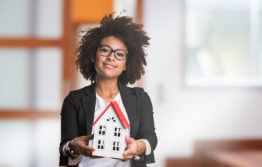 iş siyah kadın holding küçük ev