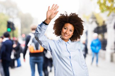 Genç siyah kadın üzerinde arka plan bulanık tebrik