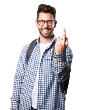 Genç adam hakaret ile orta parmak beyaz arka plan üzerinde izole