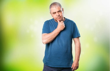 Green dalgın olgun adam arka plan bulanık