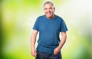 yeşil arka plan bulanık mutlu olgun adam