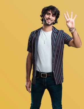 Yakışıklı delikanlı gösterilen dört numaralı, sayma sembolü, matematik, kendinden emin ve neşeli kavramı