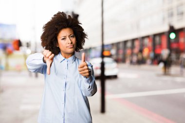 Genç siyah kadının arka plan bulanık çelişkili jest yapması