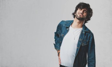 Sırt ağrısı nedeniyle iş stresi, yorgun ve zeki olan genç yakışıklı adam