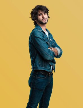 Kollarını, gülümseyen ve mutlu crossing, kendinden emin ve dostu genç yakışıklı adam